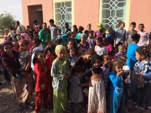 don de fournitures et jouets à une école marocaine