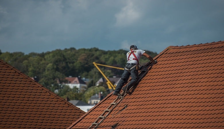 monter sur une toiture quels sont les risques à éviter