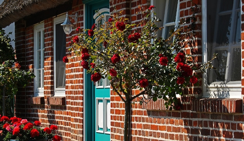 façade d'une maison en brique rouge