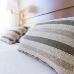 chambre comment bien placer des oreillers sur un lit