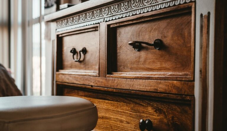 Comment rénover un meuble en bois vernis ? - Tendance Travaux