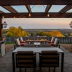 grande terrasse avec une table et des chaises au milieu. La terrasse surplombe la nature.