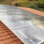 plaques de polycarbonate sur un toit