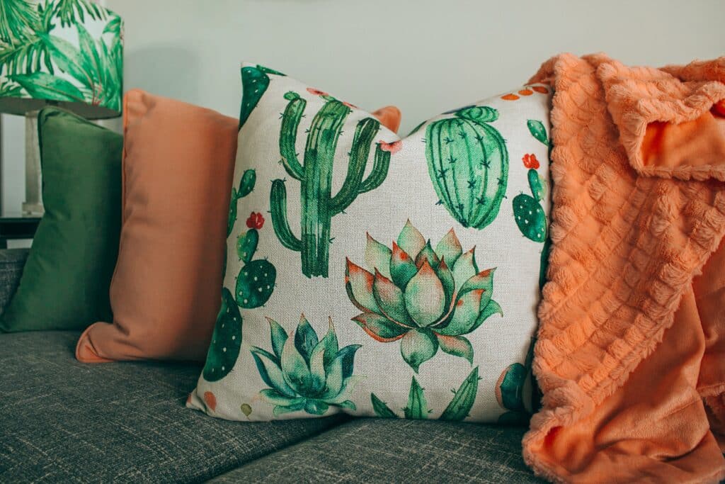 Coussins avec des plantes et colorés