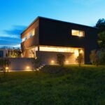 Maison moderne éclairée dans la nuit