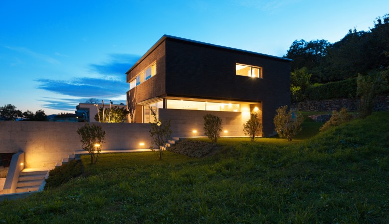 Maison moderne éclairée dans la nuit