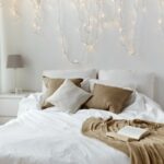 chambre avec un lit deux places, dans les tons blancs, marrons et beiges