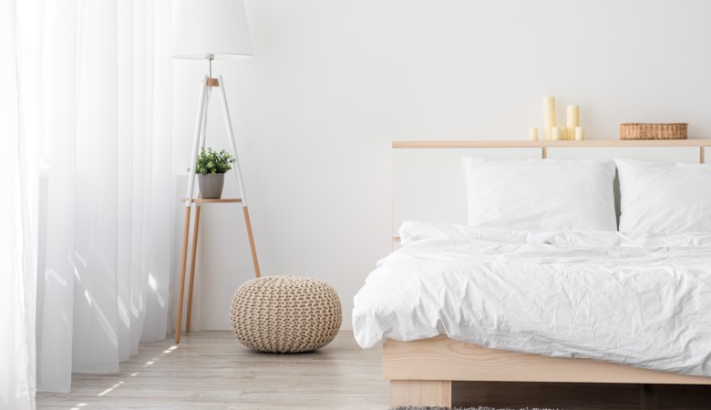 Chambre design dans les tons blancs, du mobilier en bois, avec un lit deux places