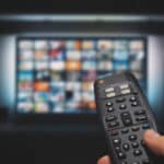 Télécommande devant une télévision