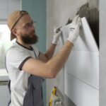 Un homme en train d'isoler un mur