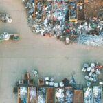 Vu du ciel des conteneurs remplis de déchets et d'objets.