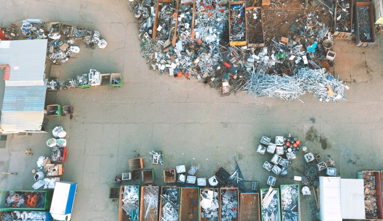 Vu du ciel des conteneurs remplis de déchets et d'objets.