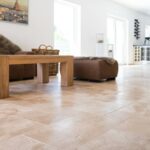 Salon moderne avec du carrelage en travertin, une table basse et un canapé marron