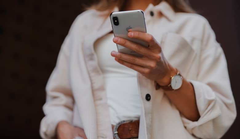 femme sur son téléphone