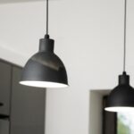 Lampes suspendues de style industriel noir dans un intérieur de cuisine. Aménagement intérieur d'un loft moderne.