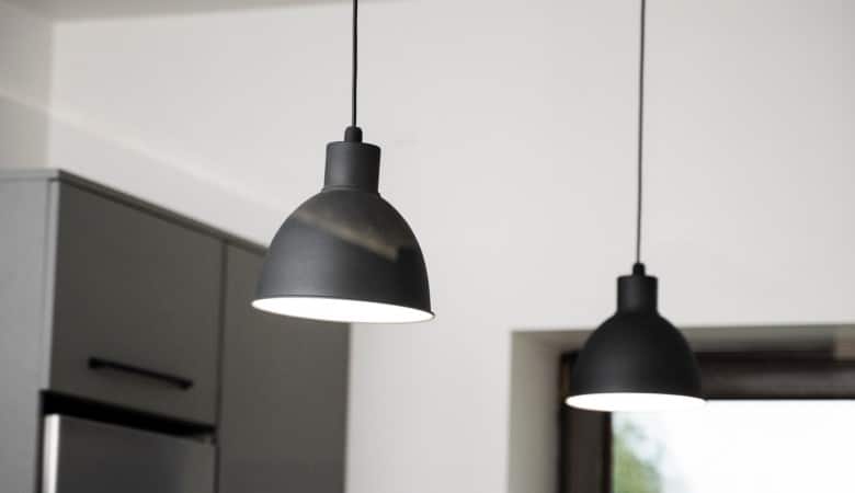 Lampes suspendues de style industriel noir dans un intérieur de cuisine. Aménagement intérieur d'un loft moderne.