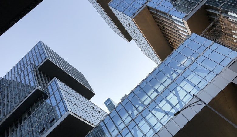 Immeubles vu d'en bas.