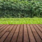 Une terrasse en bois dans un jardin.