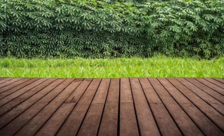 Une terrasse en bois dans un jardin.