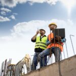 Des ouvriers équipés sur un chantier.