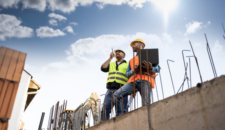 Des ouvriers équipés sur un chantier.