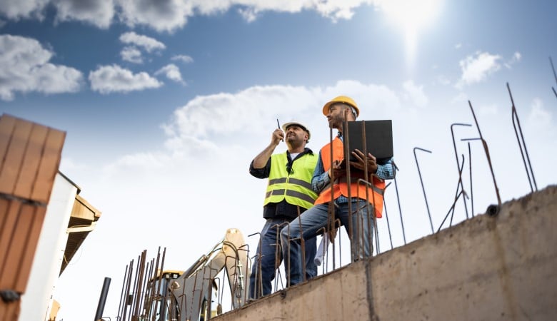 Des ouvriers équipés sur un chantier.