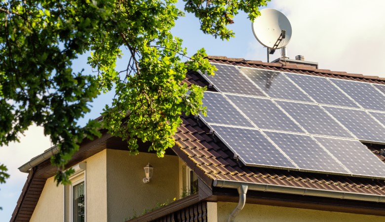 Toit de maison avec des panneaux solaires