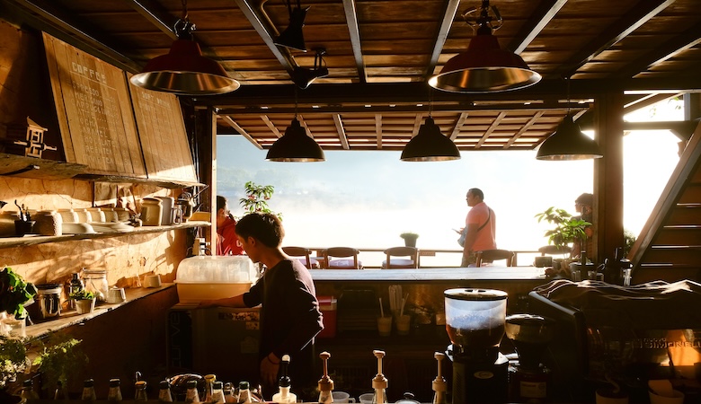 L'intérieur d'un bar avec des employés.