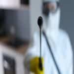 Un spécialiste de désinfection avec un spray.