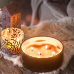 Maison nature morte à l'intérieur avec de belles bougies, sur fond de décoration d'une maison douillette.