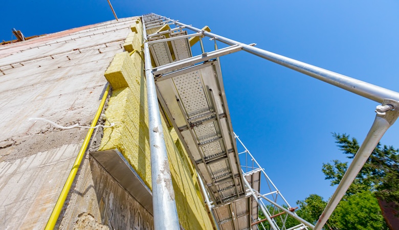 Chantier d'isolation thermique par l'extérieur d'un bâtiment.