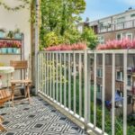 Un balcon moderne dans un appartement résidentiel