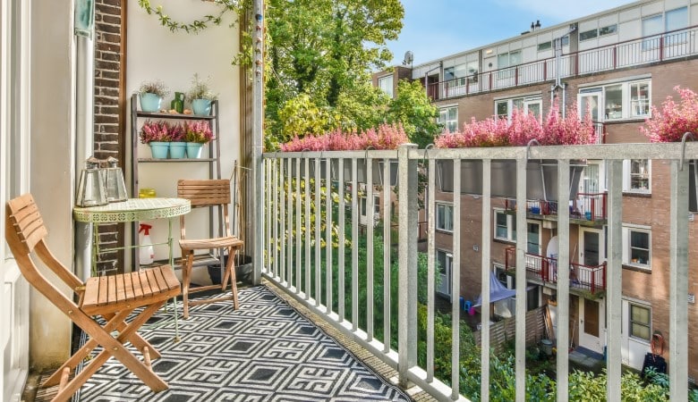 Un balcon moderne dans un appartement résidentiel