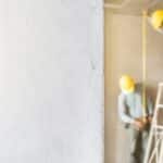 Mur en béton et aide artisanale pour la construction du plafond de la maison