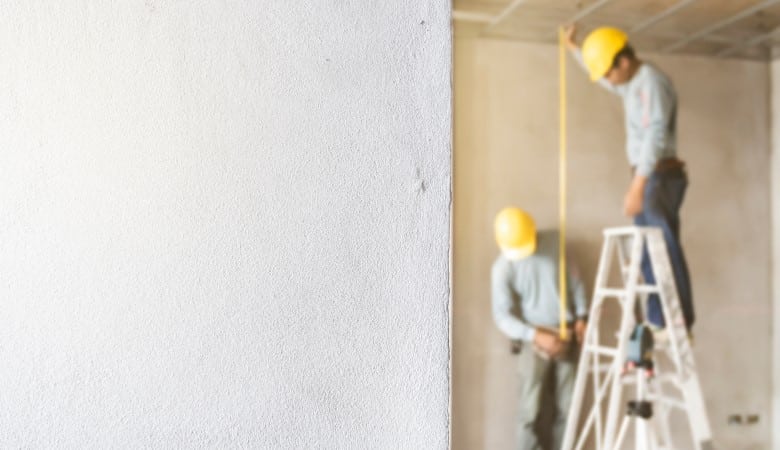 Mur en béton et aide artisanale pour la construction du plafond de la maison