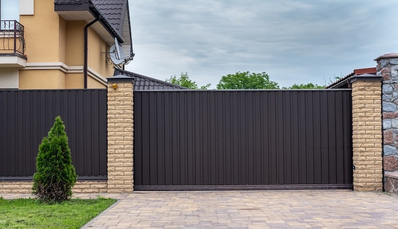 L'entrée d'une maison avec un portail en aluminium.