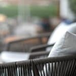 Plan sur un coussin sur une chaise d'extérieur