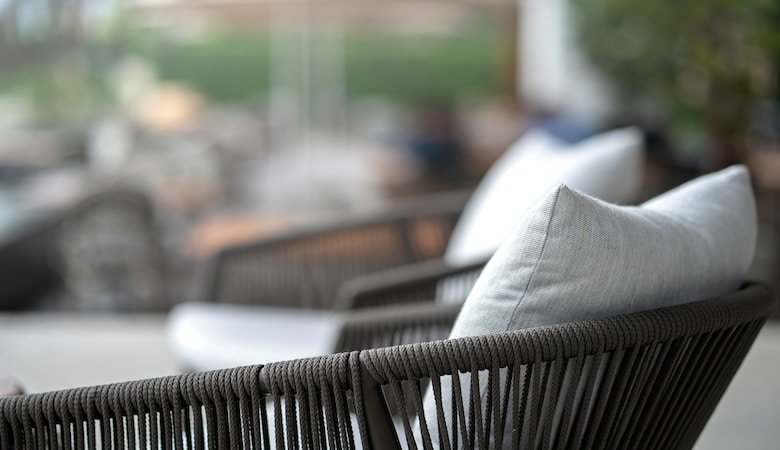 Plan sur un coussin sur une chaise d'extérieur