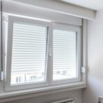 Fenêtre en PVC dans la chambre