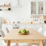 Intérieur de cuisine moderne et confortable avec sol et meubles clairs, table rustique en bois. Arrière-plan d'une pièce vide et lumineuse