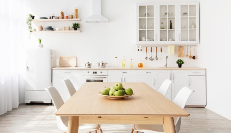 Intérieur de cuisine moderne et confortable avec sol et meubles clairs, table rustique en bois. Arrière-plan d'une pièce vide et lumineuse