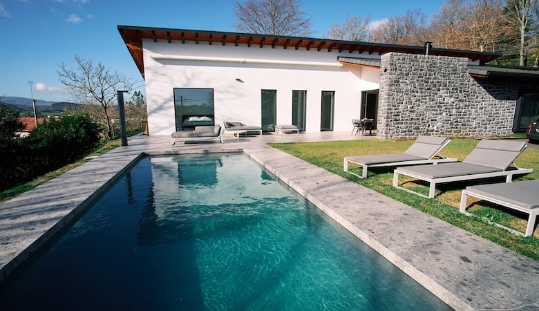 Piscine privée avec transats.