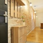 entrée d'une maison moderne. Zoom sur le couloir avec un mur en pierre et un mur blanc