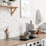 Ensemble d'ustensiles et de produits sur le plan de travail en bois d'une cuisine moderne