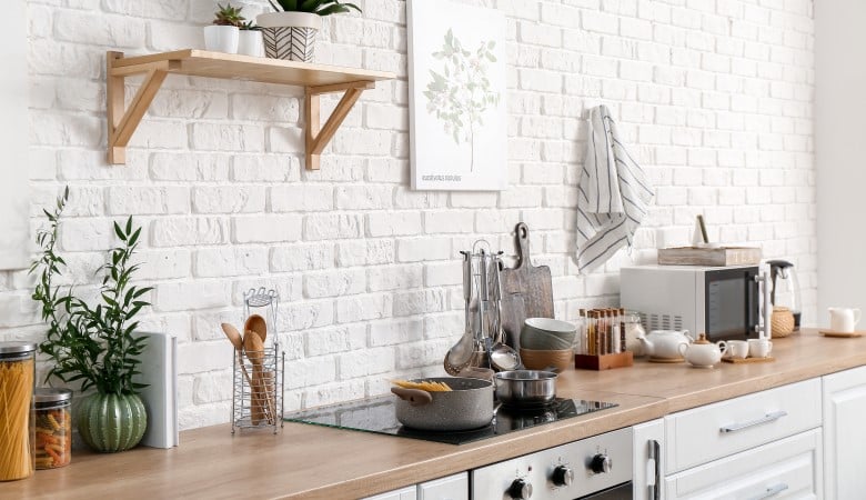 Ensemble d'ustensiles et de produits sur le plan de travail en bois d'une cuisine moderne