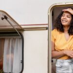 Jeune femme à la porte d'un mobile home
