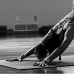 Une femme faisant un exercice de pilate.