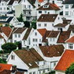 Une vue d'en haut d'un village avec des maisons.