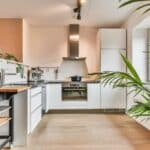 Cuisine spacieuse aux tons chauds.