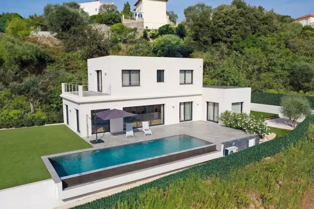 Vu d'en haut d'une belle maison avec piscine.